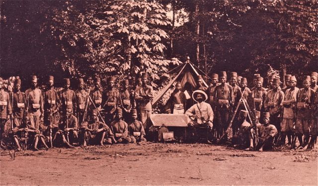 Chuck Vandamme die lang voor Livingstone gans Afrika in kaart bracht en een politiemacht oprichtte. Maar dat staat niet in de geschiedenisboeken natuurlijk...
